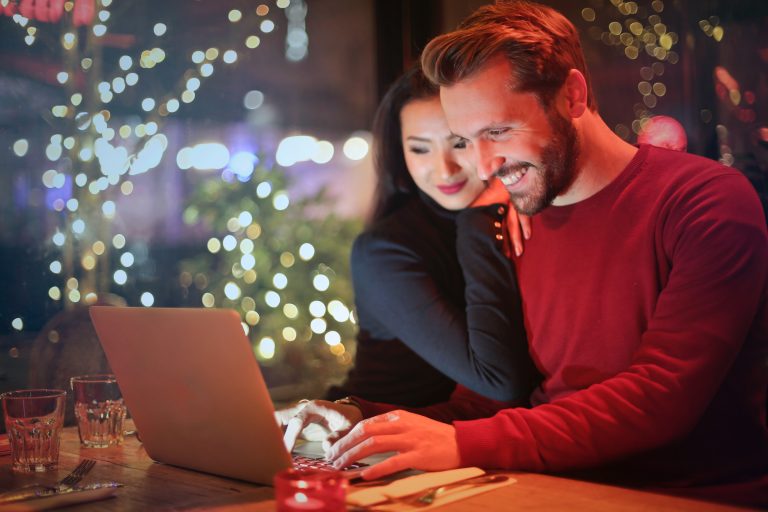 couple shopping online